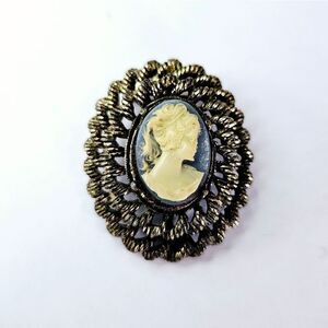 Vintage Signed Gerry's Cameo Gold Tone Blue Cream Silhouette Brooch Pin Pendant